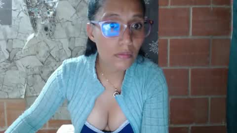 Snapshot of angelitaa_hot chatting on February 2, 11:42 pm angela online show from February 2, 11:42 pm