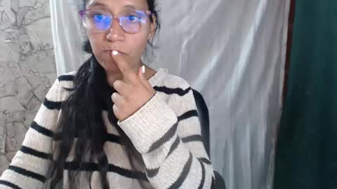 Snapshot of angelitaa_hot chatting on September 16, 2:01 am angela online show from September 16, 2:01 am