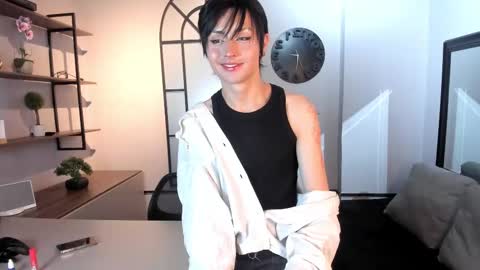 Snapshot of angell__dustt chatting on October 18, 12:35 am Angell Dust online show from October 18, 12:35 am