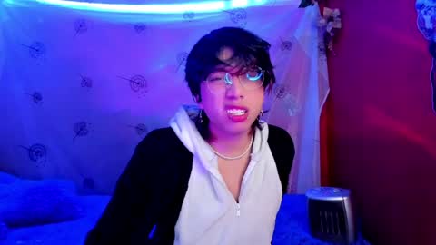 Snapshot of angellonfire chatting on December 3, 6:59 am Angel  online show from December 3, 6:59 am