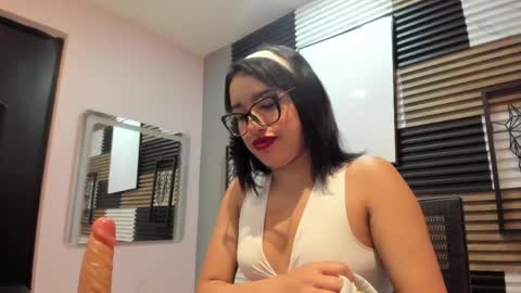 angelytorres_ online show from April 30, 9:30 pm