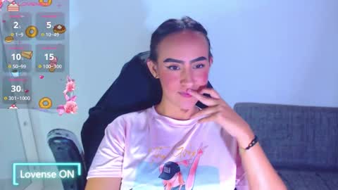 Snapshot of angie_dreamgirl chatting on December 16, 1:32 am IG angie dreamgirl01 online show from December 16, 1:32 am