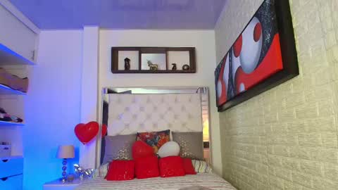 laura  online show from February 18, 4:48 am