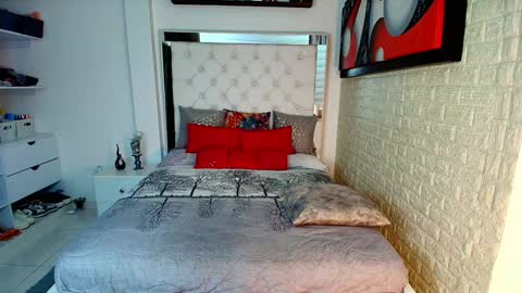 laura  online show from September 18, 11:07 pm