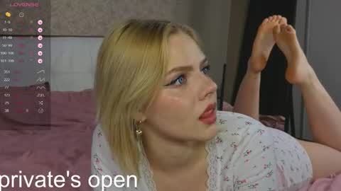 Snapshot of anika_heir chatting on November 7, 2:06 pm Alice online show from November 7, 2:06 pm