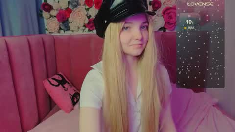 Snapshot of animealica chatting on November 12, 10:15 am Alica online show from November 12, 10:15 am