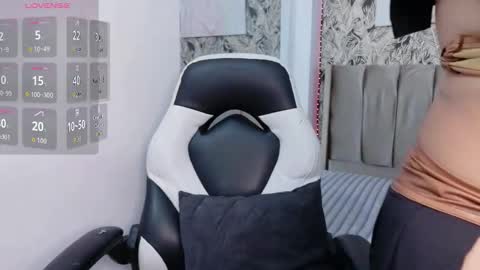 Snapshot of anisha_katee chatting on December 22, 7:44 pm anisha_katee online show from December 22, 7:44 pm