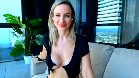 Snapshot of anna_royale chatting on July 28, 3:35 am Anna online show from July 28, 3:35 am