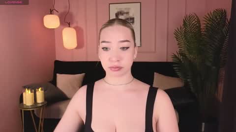 Snapshot of annabelle_art chatting on December 5, 2:00 pm Annabelle online show from December 5, 2:00 pm