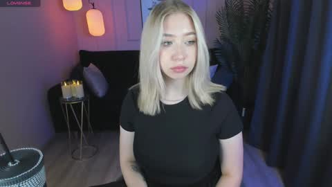 Snapshot of annabelle_art chatting on December 8, 7:22 pm Annabelle online show from December 8, 7:22 pm