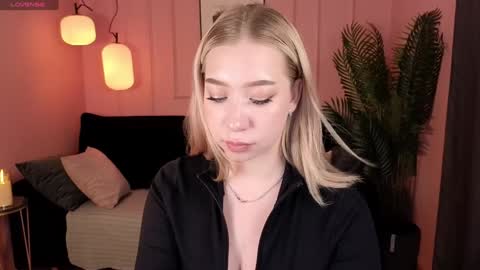 Snapshot of annabelle_art chatting on December 17, 5:04 pm Annabelle online show from December 17, 5:04 pm
