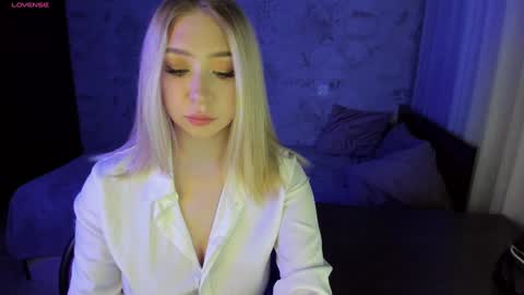 Snapshot of annabelle_art chatting on January 16, 7:10 pm Annabelle online show from January 16, 7:10 pm
