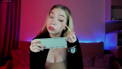 Snapshot of annabelle_art chatting on March 9, 2:43 pm Annabelle online show from March 9, 2:43 pm