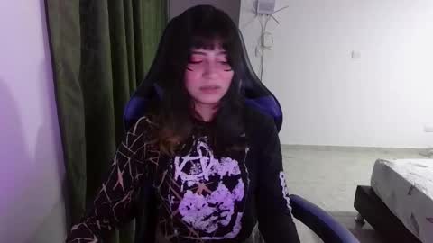 Snapshot of annacrow chatting on October 14, 12:33 am Anna online show from October 14, 12:33 am