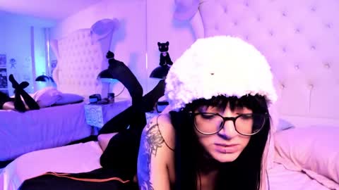 MIss Daniels online show from December 3, 3:33 pm