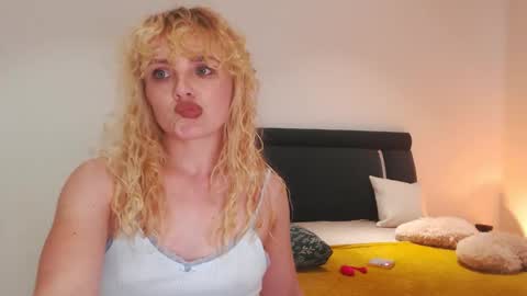 Snapshot of annaevv chatting on October 5, 10:35 am annaevv online show from October 5, 10:35 am