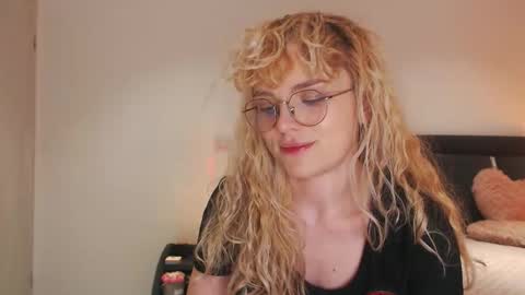 Snapshot of annaevv chatting on February 19, 4:19 am annaevv online show from February 19, 4:19 am