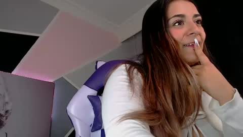 Snapshot of anne_lennon_ chatting on January 4, 6:19 pm Anne online show from January 4, 6:19 pm