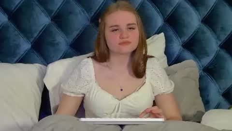 Snapshot of annetbennette chatting on June 26, 5:45 am AnnetBennette online show from June 26, 5:45 am