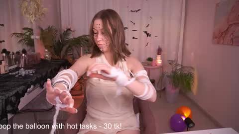 Snapshot of annettelane chatting on October 30, 7:10 am Anna online show from October 30, 7:10 am