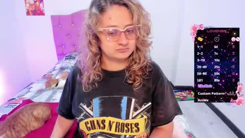 Snapshot of annie_bigboobs_ chatting on October 29, 9:16 pm Ana Bolena independent model online show from October 29, 9:16 pm