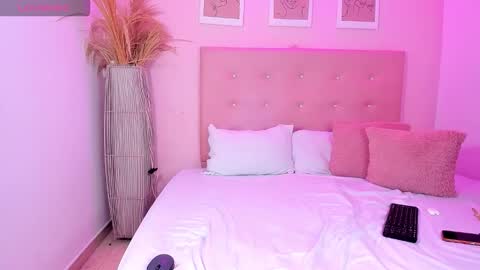 Snapshot of annie_dolce_ chatting on January 10, 2:46 am annie_dolce_ online show from January 10, 2:46 am