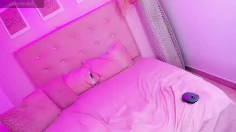 Snapshot of annie_dolce_ chatting on February 15, 7:51 am annie_dolce_ online show from February 15, 7:51 am