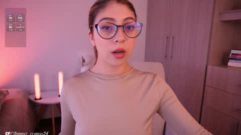 Snapshot of annie_evans24 chatting on November 2, 9:17 pm Annie Evans online show from November 2, 9:17 pm