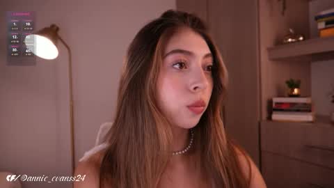 Snapshot of annie_evans24 chatting on December 17, 11:22 pm Annie Evans online show from December 17, 11:22 pm