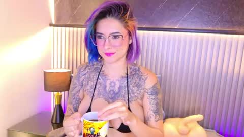 ANNIE HAWK online show from July 17, 8:32 am