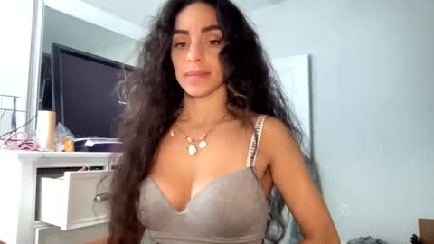 annie_xxx111 online show from September 28, 4:34 pm