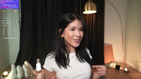 Snapshot of anniehillofficial_ chatting on January 11, 6:13 pm anniehillofficial_ online show from January 11, 6:13 pm