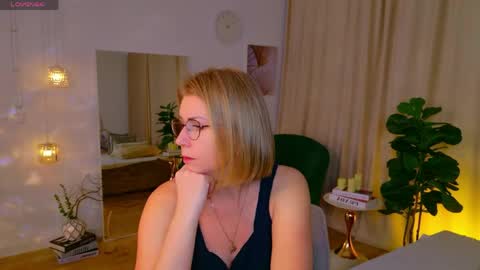 Snapshot of annielight chatting on May 18, 8:20 am Annie online show from May 18, 8:20 am