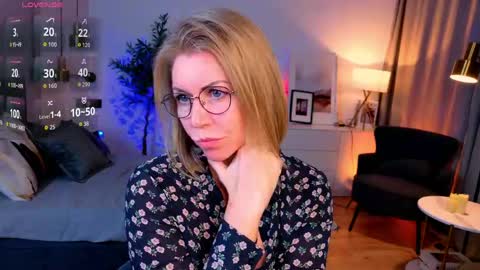 Snapshot of annielight chatting on May 21, 6:53 am Annie online show from May 21, 6:53 am