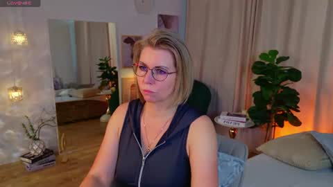 Snapshot of annielight chatting on June 13, 8:34 am Annie online show from June 13, 8:34 am