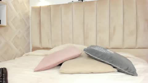 Annie Queen online show from March 7, 8:50 pm