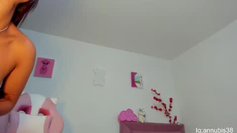 SOFIA INDEPENDENT MODEL online show from January 7, 6:05 am