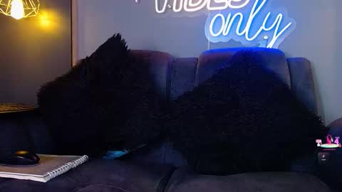 anny_loves online show from February 27, 6:08 pm