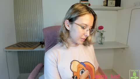Issabela online show from March 27, 1:44 pm