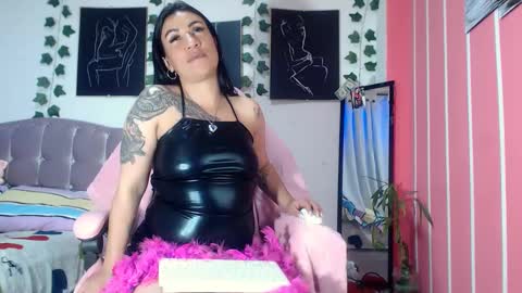 Snapshot of annyevans_ chatting on February 5, 10:55 pm online show from February 5, 10:55 pm