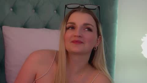 annyraii online show from February 3, 6:40 am