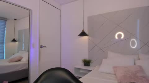 Snapshot of antonella__rouse chatting on December 3, 9:35 pm Antonella online show from December 3, 9:35 pm