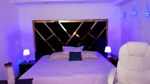 Snapshot of antonellalove_ chatting on December 19, 8:23 pm My name is Andrea thumb up me please its important online show from December 19, 8:23 pm