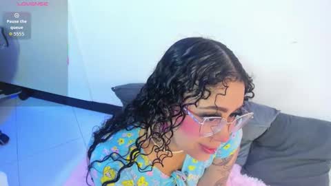 Snapshot of antonellepiercee chatting on November 15, 8:33 am A N T O N E L L E online show from November 15, 8:33 am