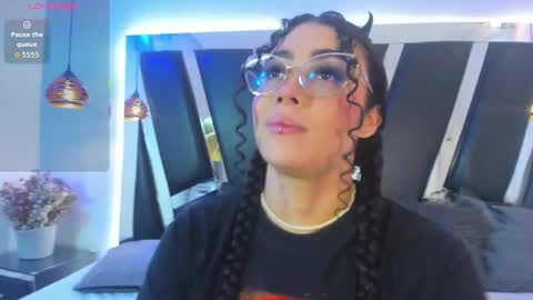 Snapshot of antonellepiercee chatting on November 22, 11:31 am A N T O N E L L E online show from November 22, 11:31 am