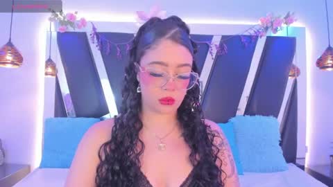 Snapshot of antonellepiercee chatting on June 25, 11:37 am A N T O N E L L E online show from June 25, 11:37 am