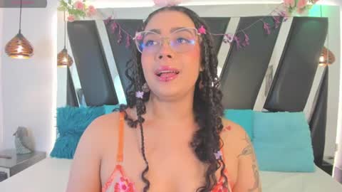 Snapshot of antonellepiercee chatting on July 23, 11:30 am A N T O N E L L E online show from July 23, 11:30 am