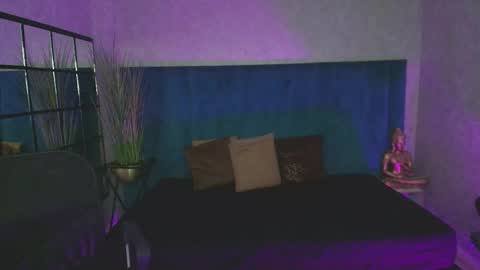 A N T O N I A online show from May 6, 11:04 am