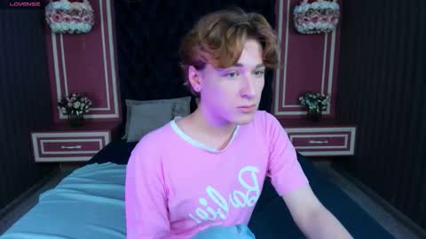 Snapshot of antonylewis chatting on November 1, 7:49 pm YummyTony online show from November 1, 7:49 pm