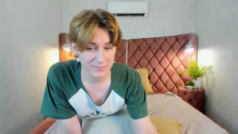 Snapshot of antonylewis chatting on November 12, 12:49 pm YummyTony online show from November 12, 12:49 pm